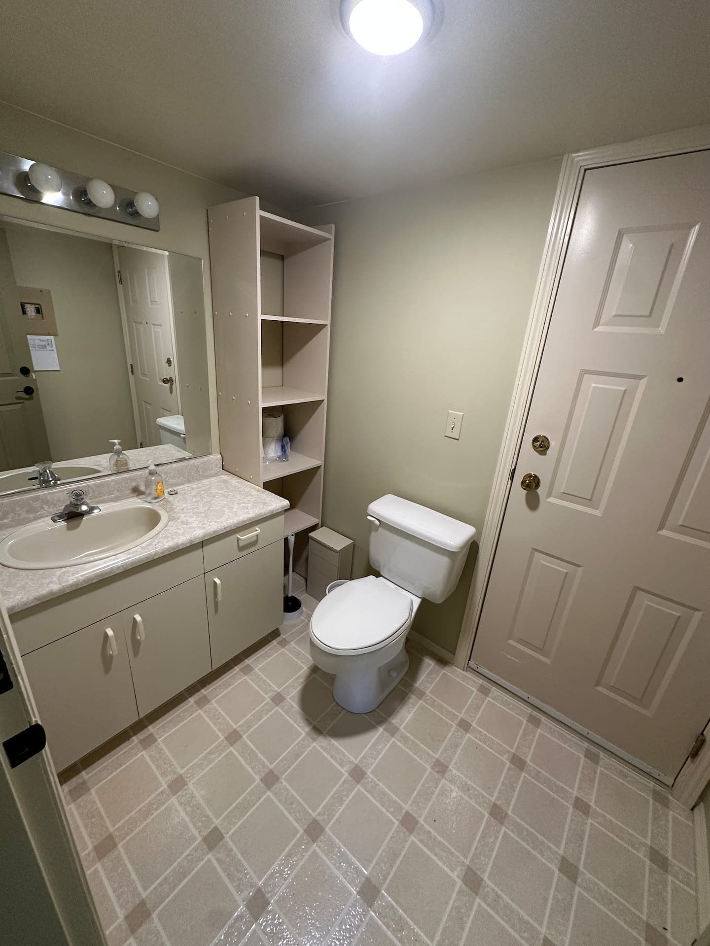 Second bathroom (powder room)